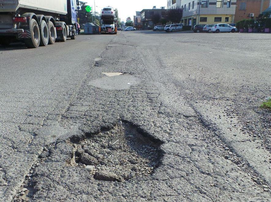 Strada privata dissestata, ora ci pensa il Comune