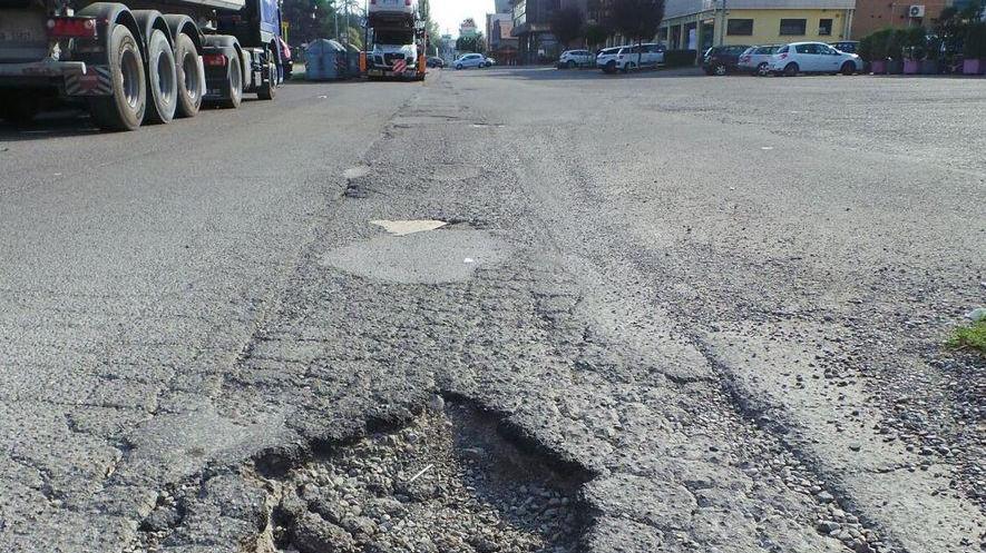 Strada privata dissestata, ora ci pensa il Comune