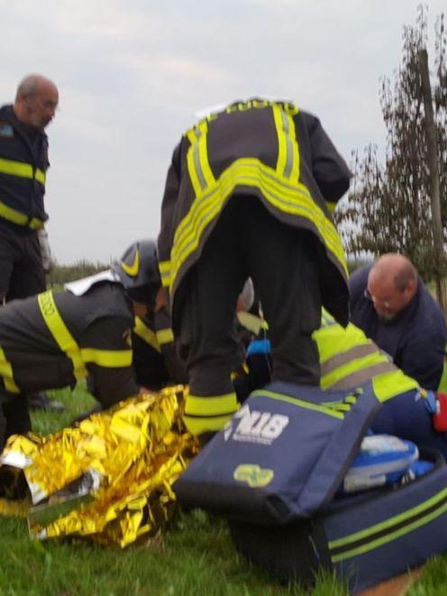 Vigili del fuoco si fermano e soccorrono due camionisti