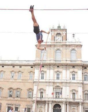 Domani Athletic Day con “Salti in Piazza” davanti a Decathlon 