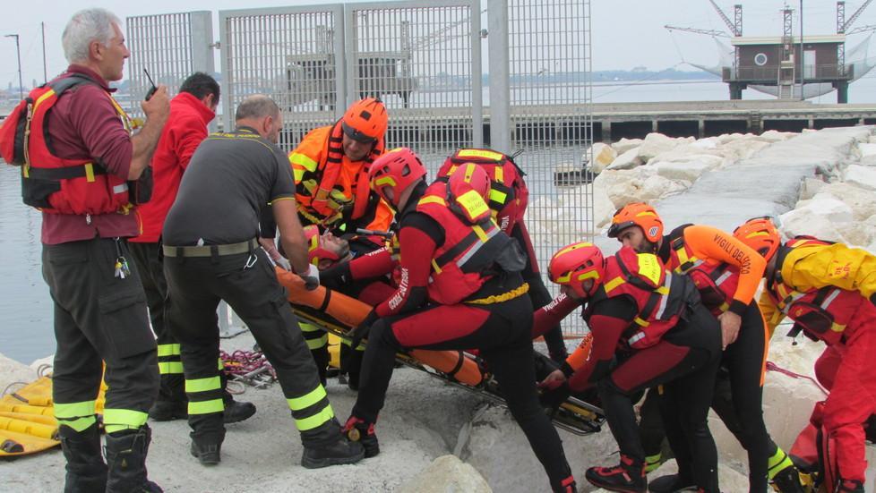 Barca in fiamme, ma è una prova 