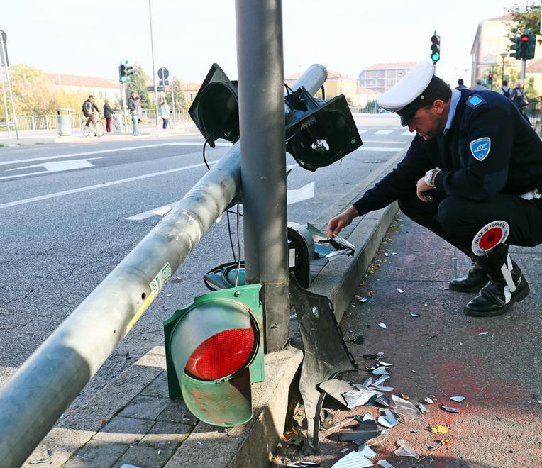 Semaforo distrutto da auto pirata
