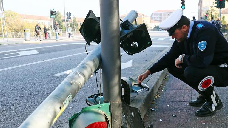 Semaforo distrutto da auto pirata