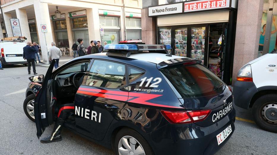 Vuole il portafogli, fermato dalla barista
