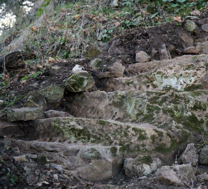 Dagli scavi a Canossa spunta la “Scala del Perdono” 