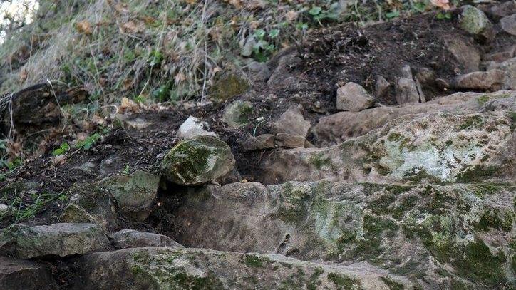 Dagli scavi a Canossa spunta la “Scala del Perdono”