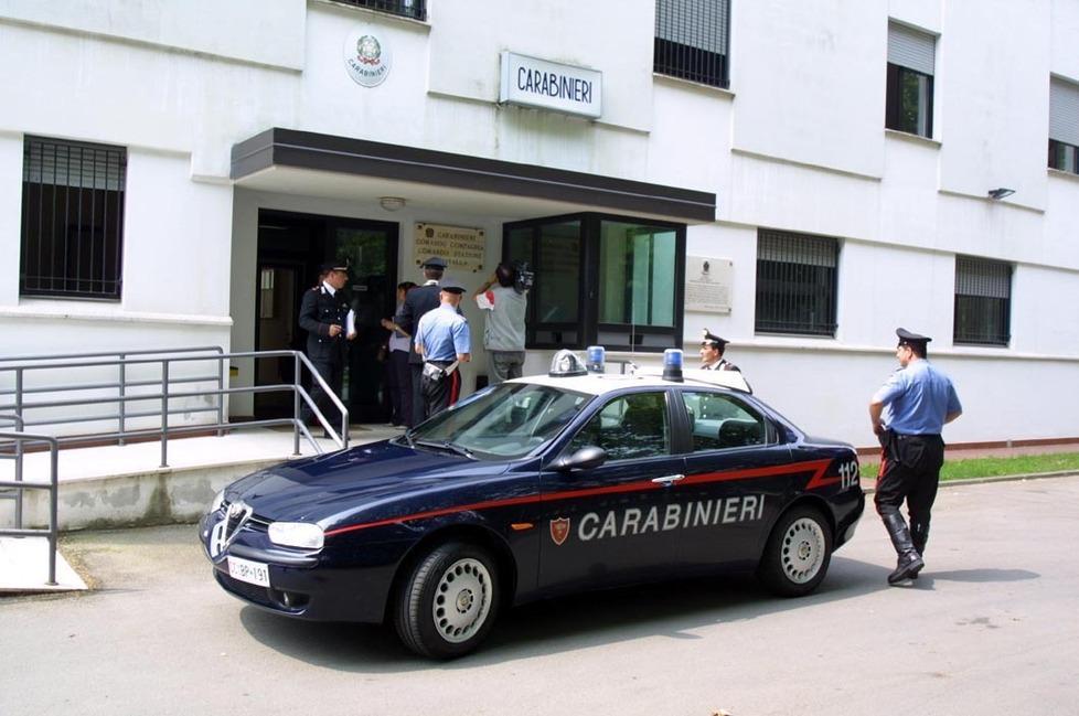Lavori socialmente utili per le botte ai carabinieri 