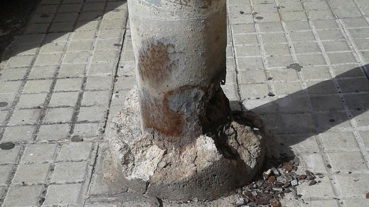 Pali pericolosi in via IV Novembre