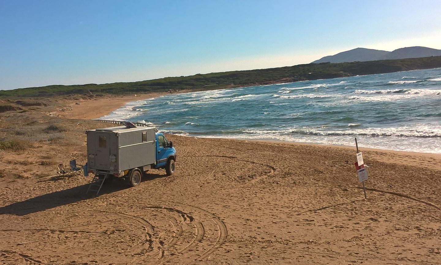 Con la roulotte sulla spiaggia di Porto Ferro, multate due coppie di turisti