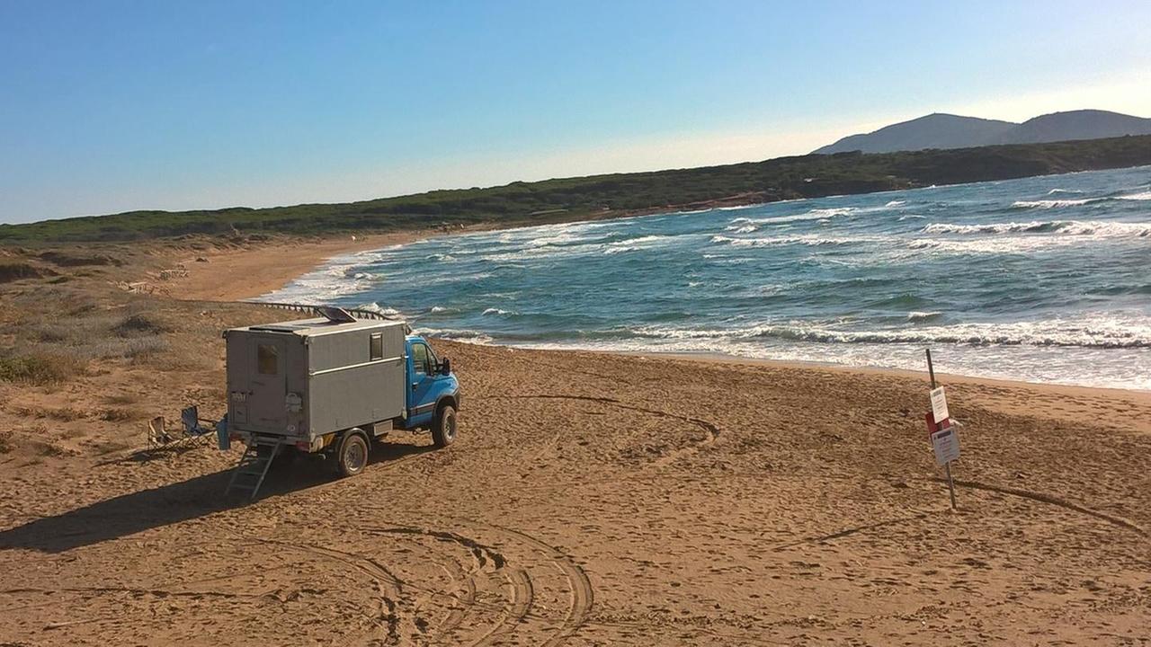 Con la roulotte sulla spiaggia di Porto Ferro, multate due coppie di turisti