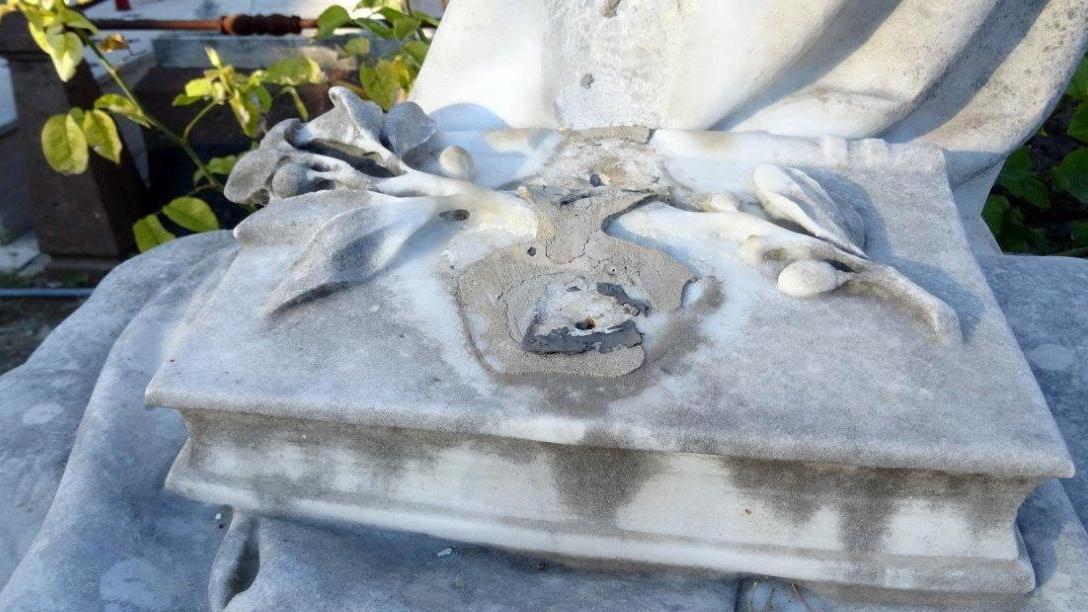Ladri di statue al cimitero monumentale
