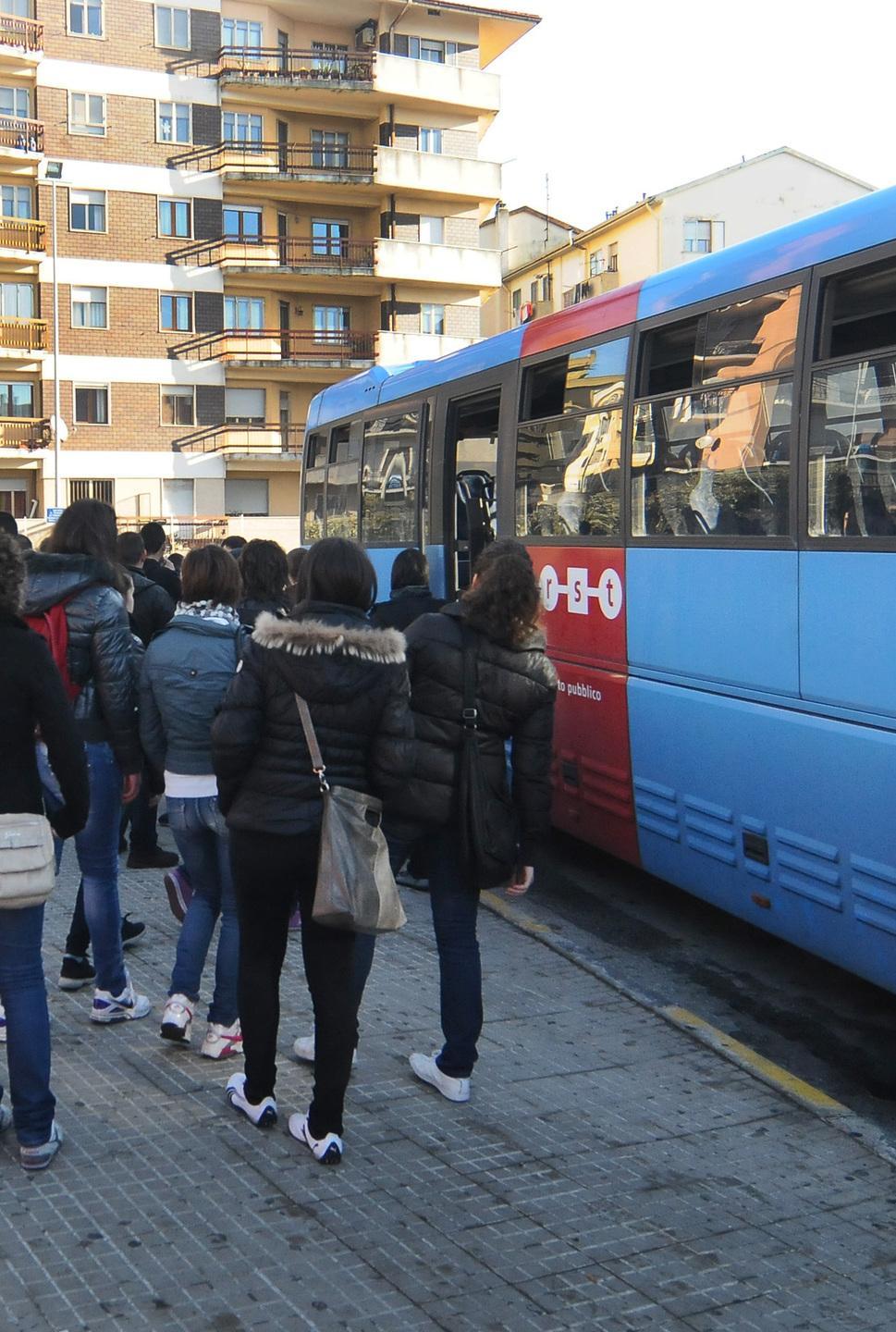 Bus dell’Arst affollati, decine di studenti restano a terra