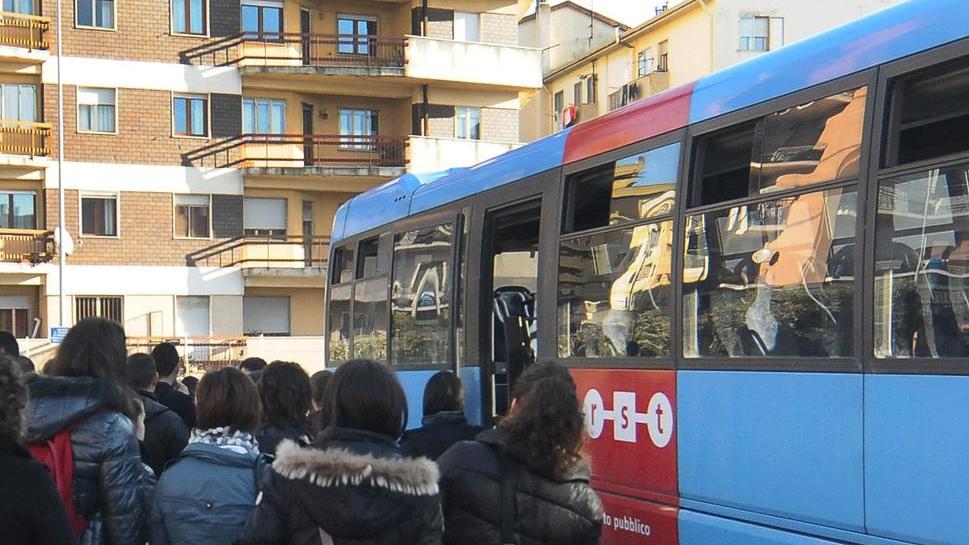 Bus dell’Arst affollati, decine di studenti restano a terra