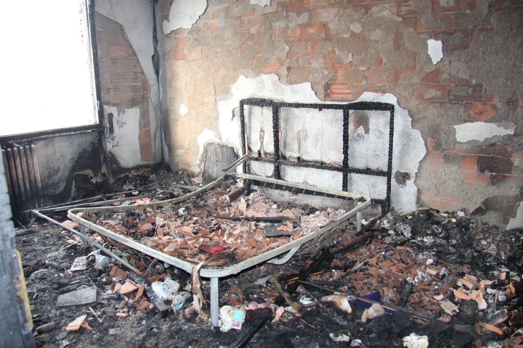 La camera da letto distrutta dall'incendio (foto Claudio Batavia)