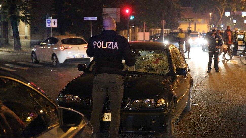 Botte in stazione, scappa e viene travolto: è grave
