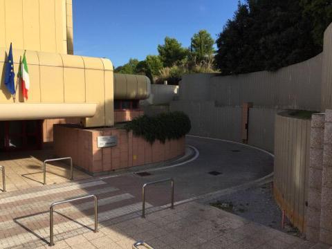 Non c’è più l’aiuola, né le transenne, davanti all’ingresso dell’ospedale dove dovrà essere posizionato l’ascensore