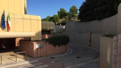 Non c’è più l’aiuola, né le transenne, davanti all’ingresso dell’ospedale dove dovrà essere posizionato l’ascensore