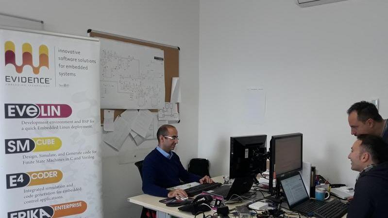 Il pilota automatico dei veicoli parla pisano