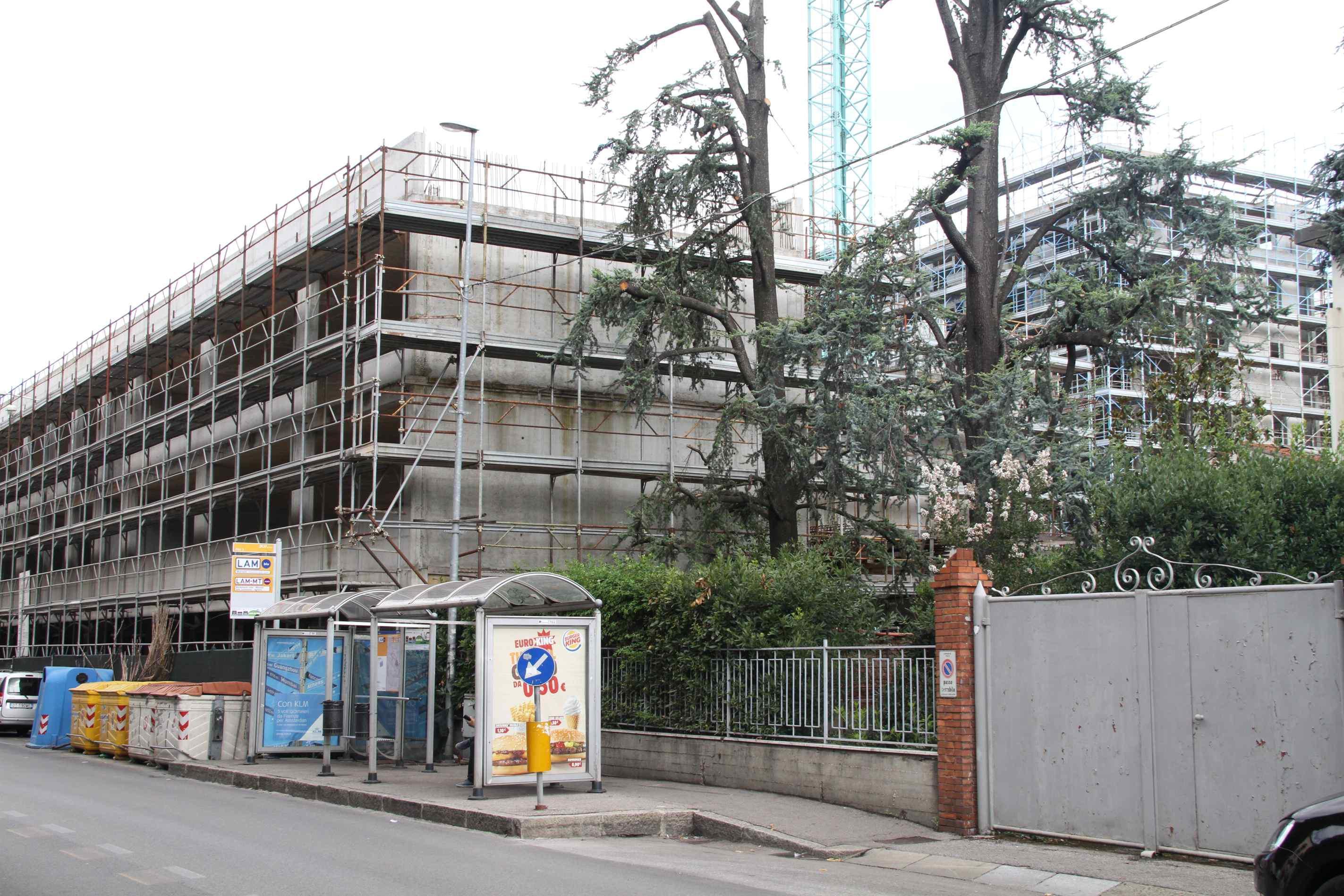 Il cantiere abbandonato dell'ex Valore in via Filzi ultilizzato come ricovero da balordi e tossicodipendenti