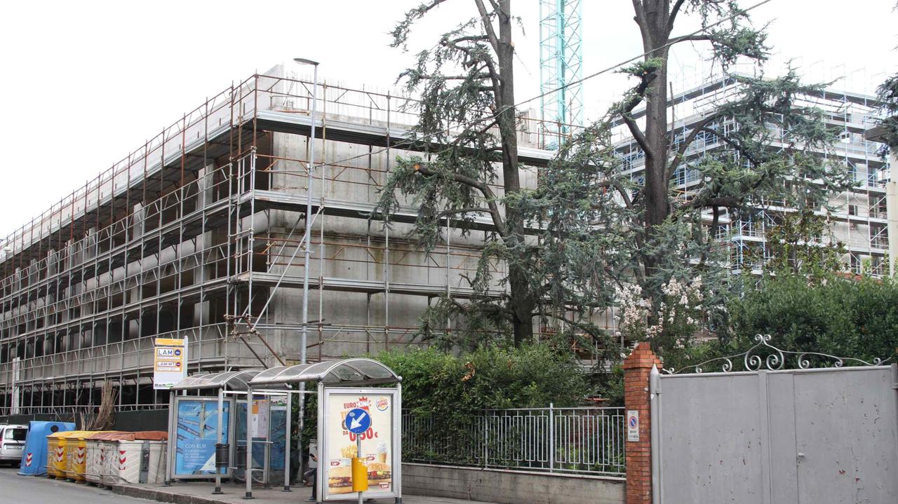 Il cantiere abbandonato dell'ex Valore in via Filzi ultilizzato come ricovero da balordi e tossicodipendenti