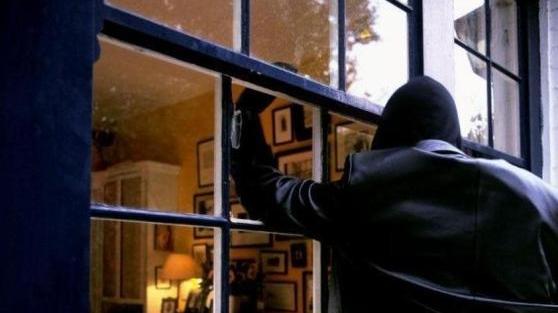 Ladro acrobata fugge sui tetti e poi picchia due poliziotti