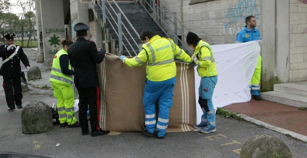 I soccorsi al clochard morto