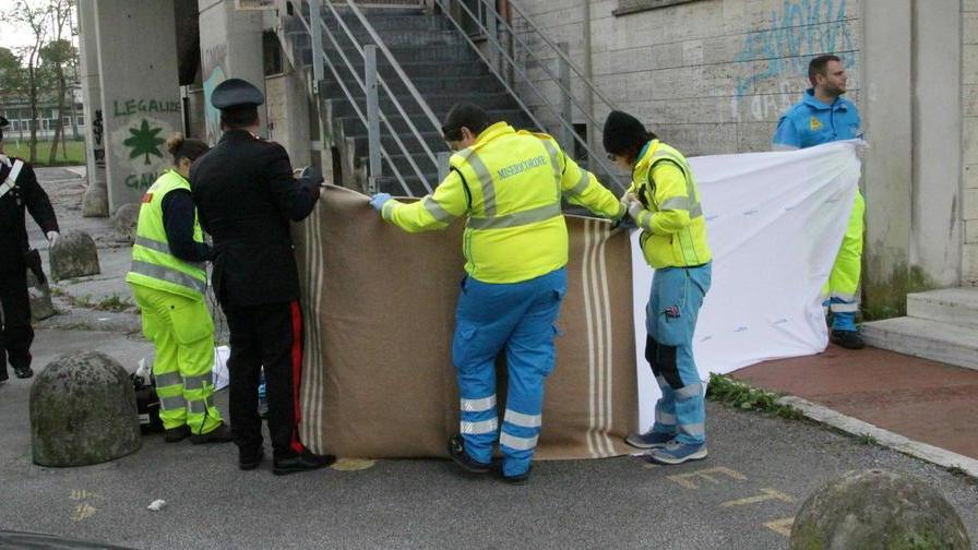 I soccorsi al clochard morto