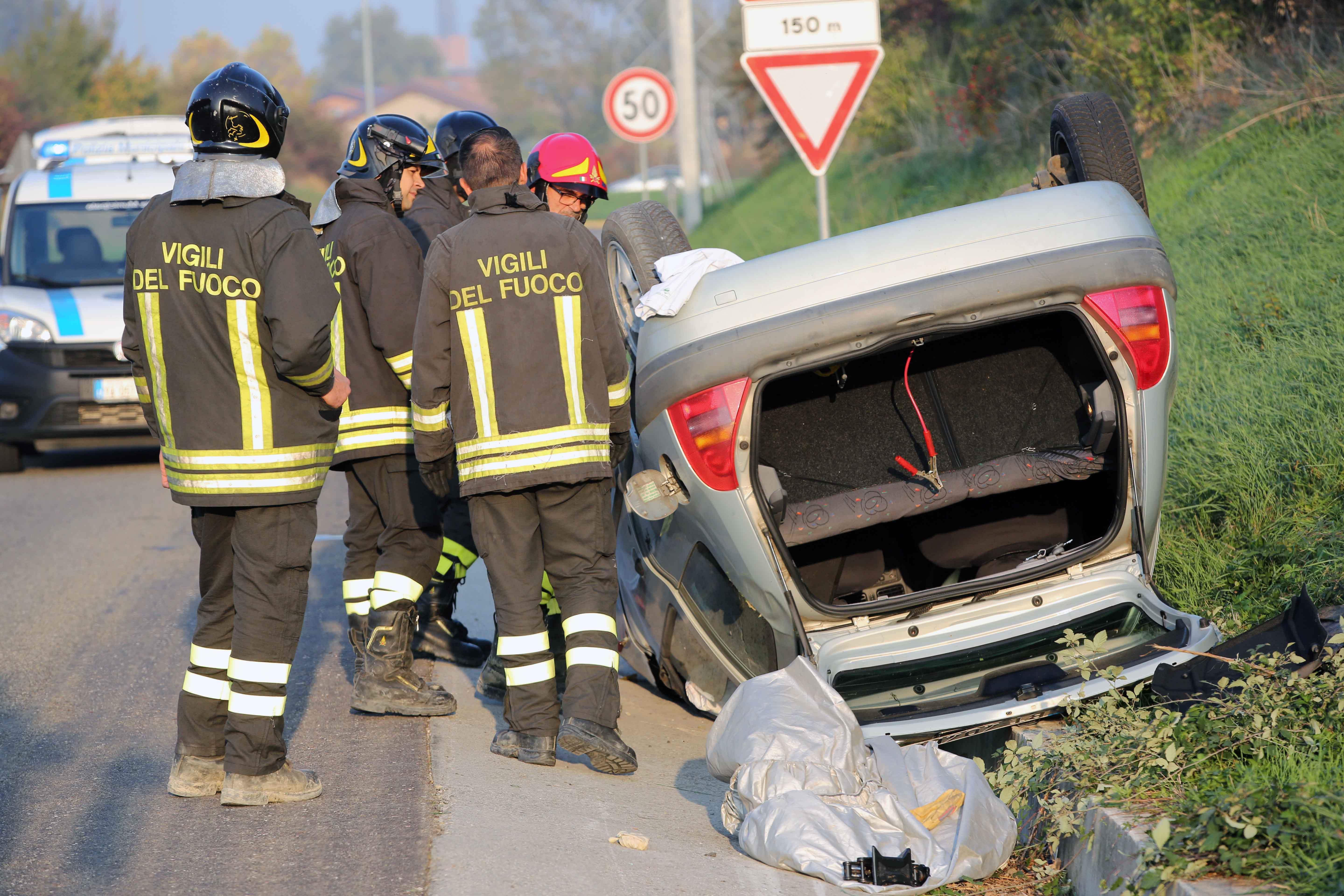 Si capovolge con l'auto sulla tangenziale a Canali