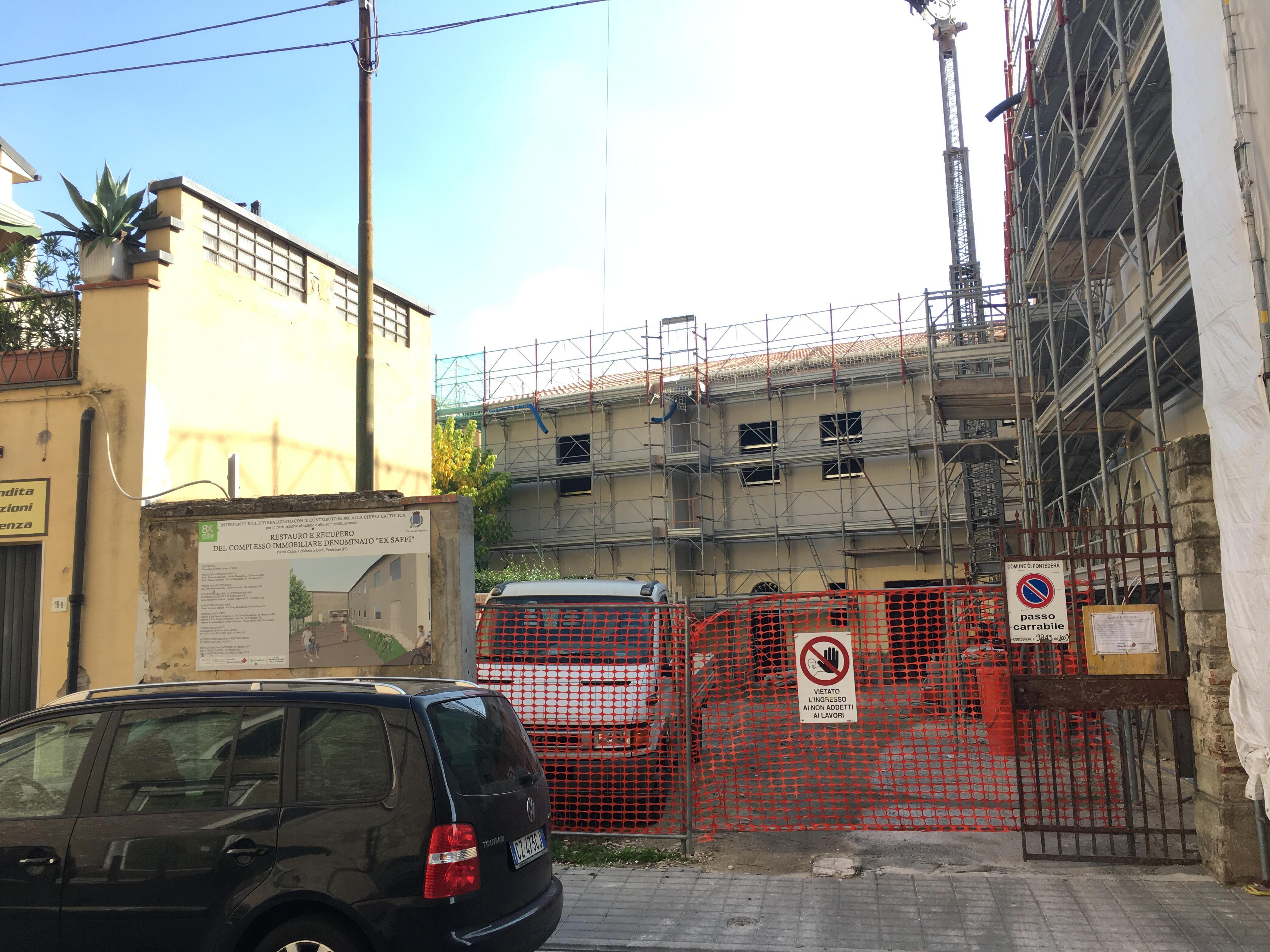 I lavori in corso nell'edificio vicino al Duomo di Pontedera
