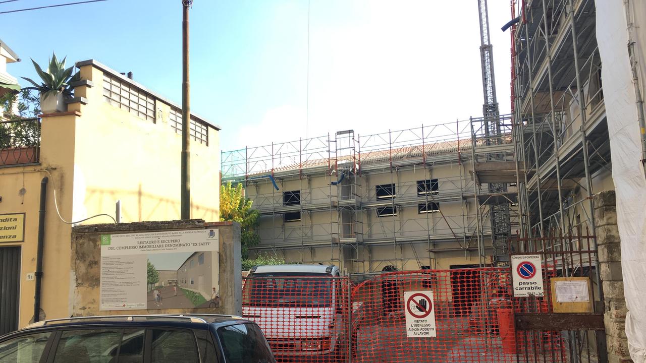 I lavori in corso nell'edificio vicino al Duomo di Pontedera