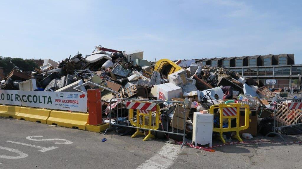 Il governo: a chi ha perso tutto nell'alluvione tasse sospese fino a ottobre 2018