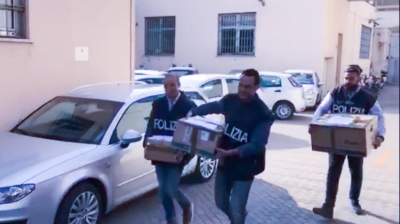 La polizia postale sequestra il materiale utilizzato dalla banda