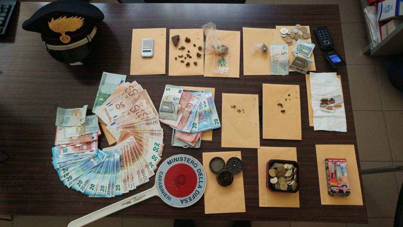 Arbus, 18enne con droga e 2.300 euro in tasca: arrestato per spaccio
