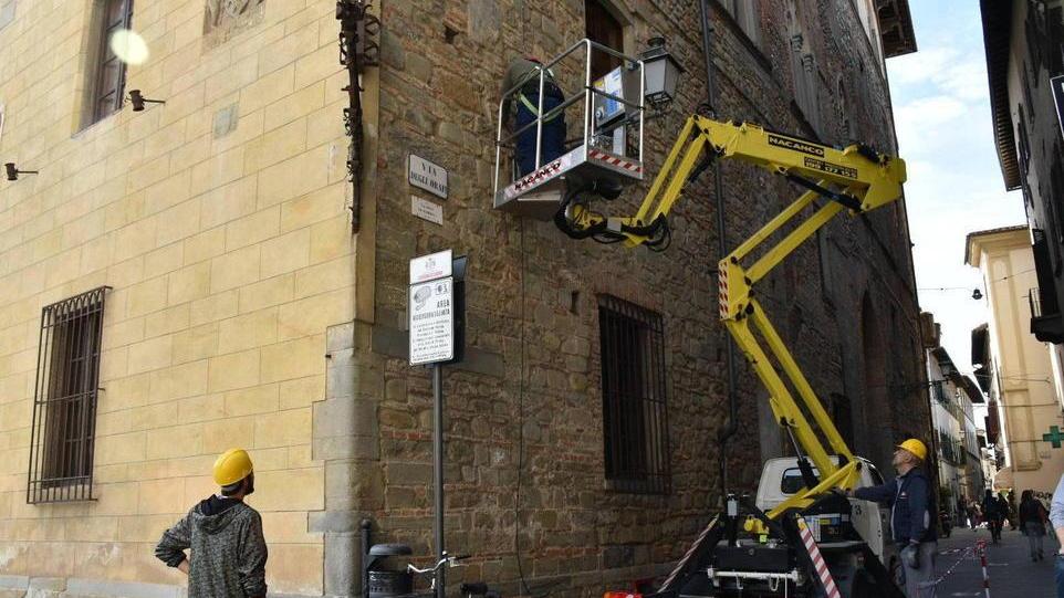 Al lavoro per installare le nuove videocamere di sorveglianza (foto Gori)