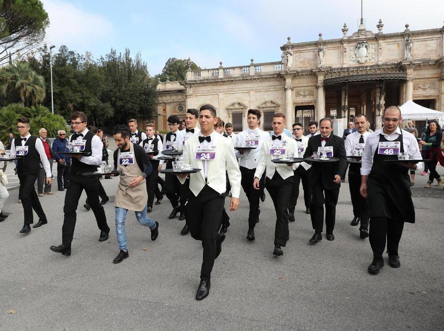Un'edizione della corsa dei camerieri (foto Nucci)