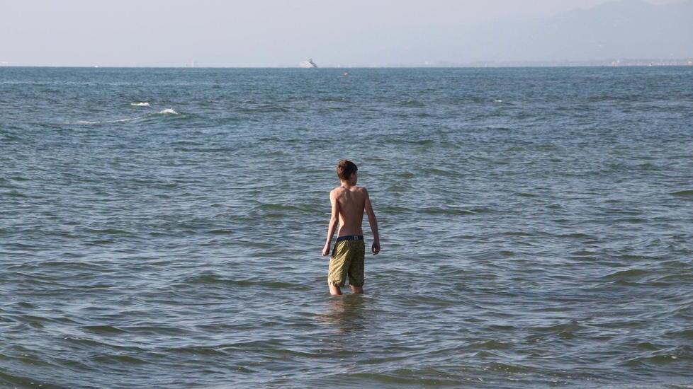 Caldo e mare tiepido: in tanti fanno il bagno