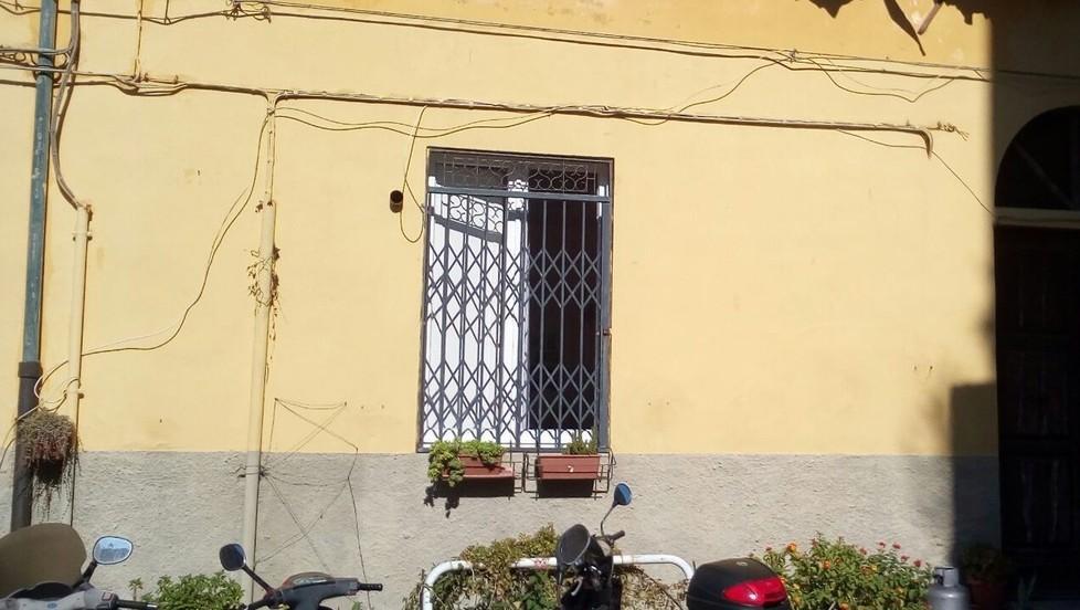 Brucia cucina in una casa disabitata