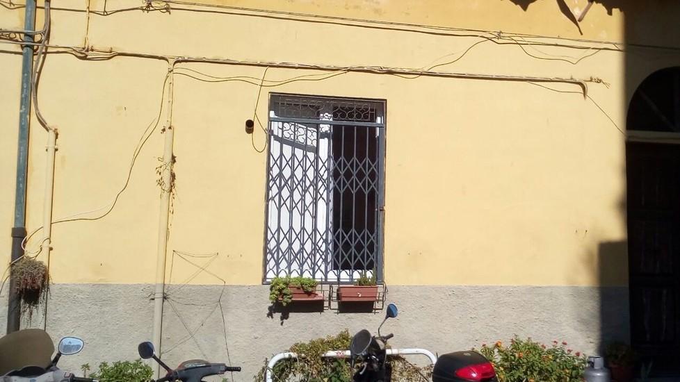 Brucia cucina in una casa disabitata