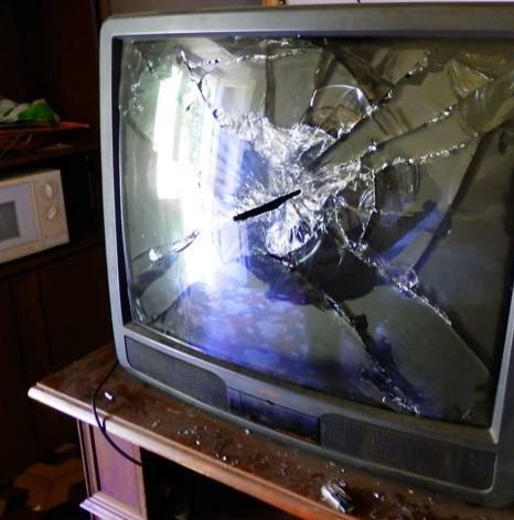 «Situazione di degrado, un televisore distrutto»