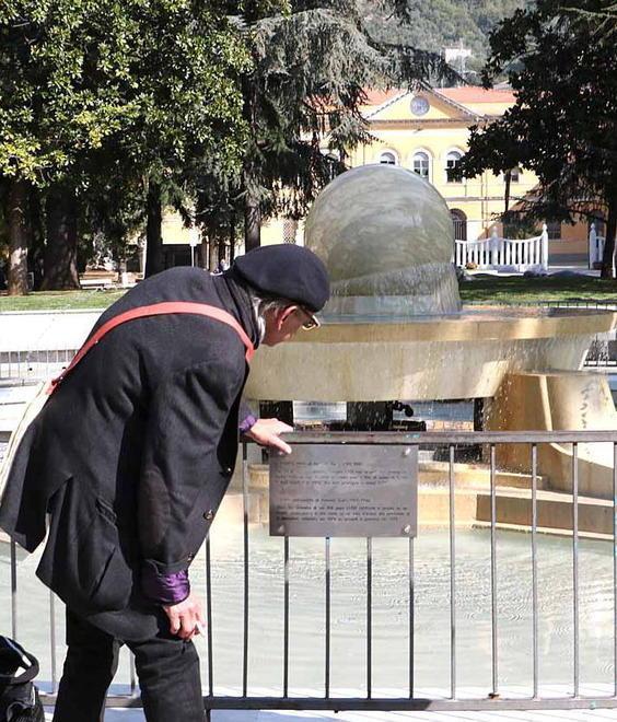Una targa in piazza per lo scultore della palla galleggiante