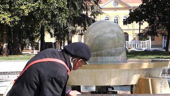 Una targa in piazza per lo scultore della palla galleggiante