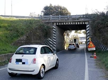 Cadono calcinacci: allarme al ponte di via Firenze