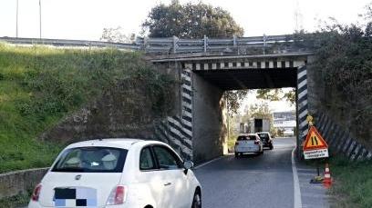 Cadono calcinacci: allarme al ponte di via Firenze