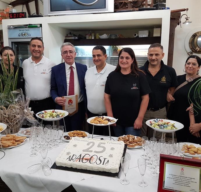 Il Comune premia i venticinque anni de “L’aragosta” 