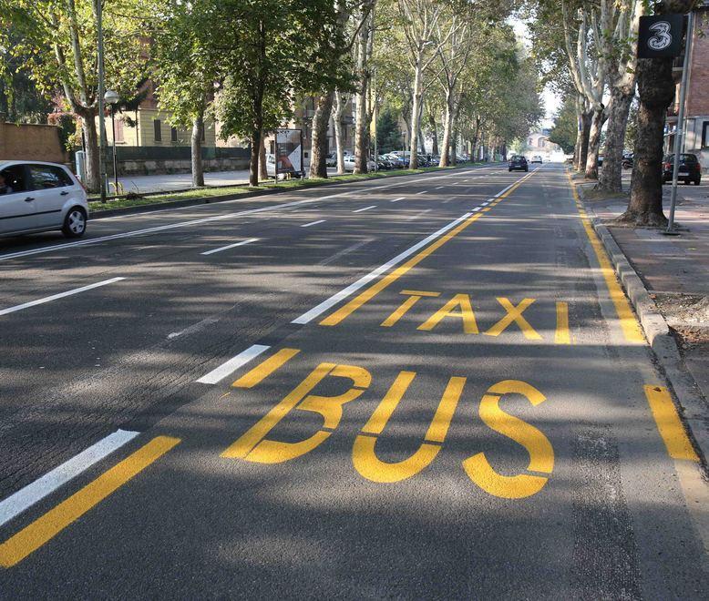 Disegnata in giallo la corsia dei bus