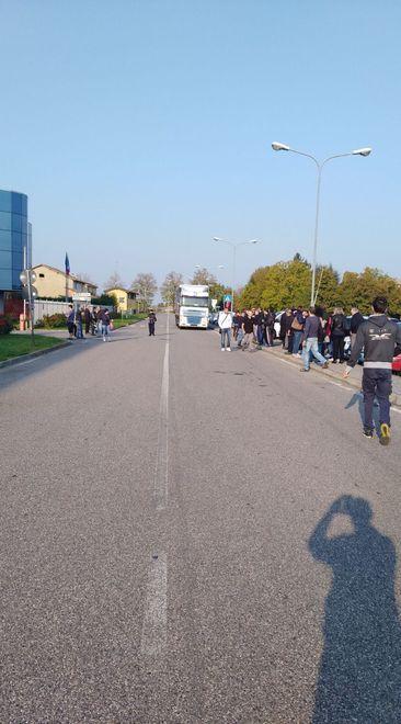 Presidio a sorpresa dei lavoratori Cobo «Azienda bloccata» 