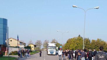 Presidio a sorpresa dei lavoratori Cobo «Azienda bloccata»