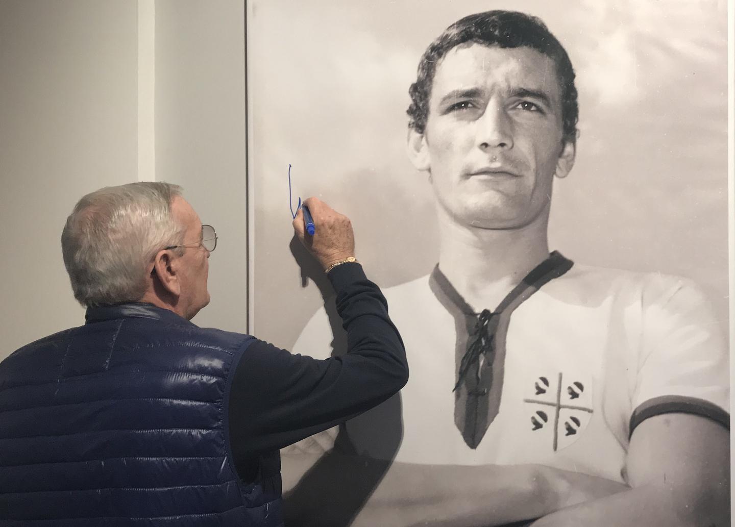 Gigi Riva autografa Riva al museo del Cagliari