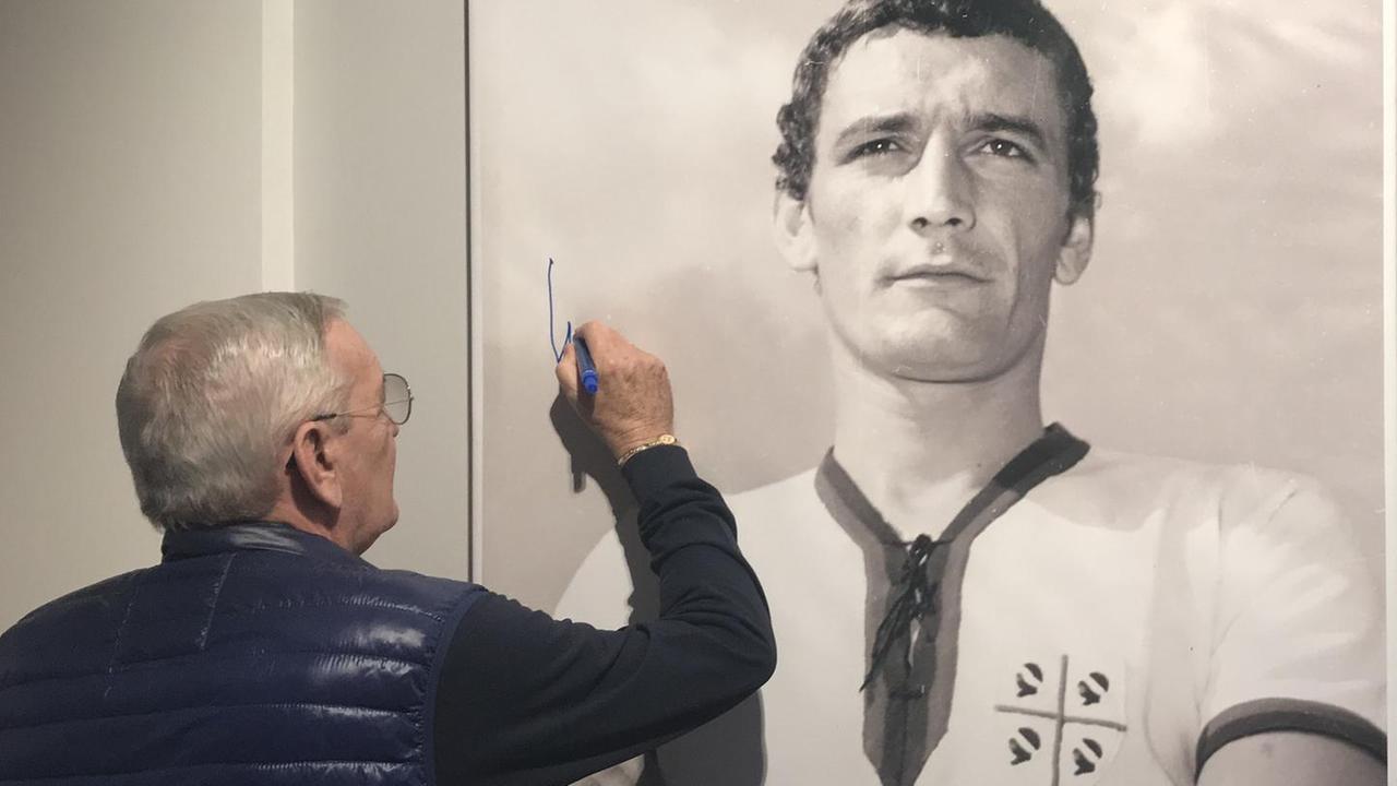 Gigi Riva autografa Riva al museo del Cagliari
