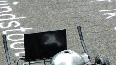 Le poesie scritte con la sabbia dal robot Skryf